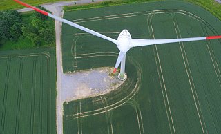 Es kommt auf die Perspektive an: Aus der Luft betrachtet sind die Windräder im Paderborner Land gar nicht so groß. - Jens Reddeker Es kommt auf die Perspektive an: Aus der Luft betrachtet sind die Windräder im Paderborner Land gar nicht so groß. - Jens Reddeker