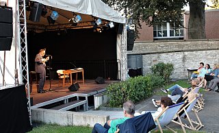 Von der Liebe zum Stil: Der Münsteraner Musiker und Moderator Götz Alsmann erzählt von seiner Reise zu einem modischen Äußeren und kritisiert nebenbei die Modetrends der Moderne. - Moritz Jülich Von der Liebe zum Stil: Der Münsteraner Musiker und Moderator Götz Alsmann erzählt von seiner Reise zu einem modischen Äußeren und kritisiert nebenbei die Modetrends der Moderne. - Moritz Jülich