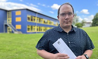 Dennis Meier ist mit dem Träger der privaten Realschule Altenbeken in Streit geraten. Mit Folgen für seinen Sohn. - Jens Reddeker Dennis Meier ist mit dem Träger der privaten Realschule Altenbeken in Streit geraten. Mit Folgen für seinen Sohn. - Jens Reddeker