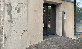 Etwas unmotiviert baumelte am Tag der Bauabnahme ein Kabel an der nackten Fassade der Fahrradstation. - Stefan Becker Etwas unmotiviert baumelte am Tag der Bauabnahme ein Kabel an der nackten Fassade der Fahrradstation. - Stefan Becker