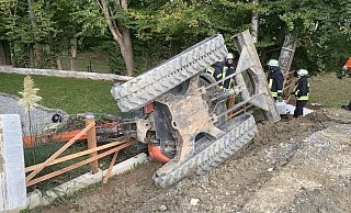 Nach dem Sturz liegt der Bagger auf der Seite. - Feuerwehr Höxter Nach dem Sturz liegt der Bagger auf der Seite. - Feuerwehr Höxter