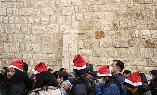 Heiligabend im vergangenen Jahr: Touristen - einige mit Weihnachtsmützen - stehen in Bethlehem vor der Geburtskirche Schlange. - Maya Alleruzzo/AP/dpa Heiligabend im vergangenen Jahr: Touristen - einige mit Weihnachtsmützen - stehen in Bethlehem vor der Geburtskirche Schlange. - Maya Alleruzzo/AP/dpa