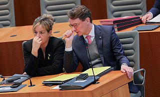 Vize-Ministerpräsidentin Mona Neubaur (Grüne) und Ministerpräsident Hendrik Wüst (CDU) stehen vor einer kommunikativen Herausforderung. - Rolf Vennenbernd/dpa Vize-Ministerpräsidentin Mona Neubaur (Grüne) und Ministerpräsident Hendrik Wüst (CDU) stehen vor einer kommunikativen Herausforderung. - Rolf Vennenbernd/dpa
