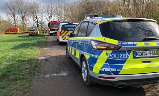 Mit einem Großaufgebot waren die Einsatzkräfte am Samstagnachmittag am Lohbuschteich vor Ort. Dort hatten Spaziergänger eine Leiche gefunden. - Nicole Sielermann Mit einem Großaufgebot waren die Einsatzkräfte am Samstagnachmittag am Lohbuschteich vor Ort. Dort hatten Spaziergänger eine Leiche gefunden. - Nicole Sielermann