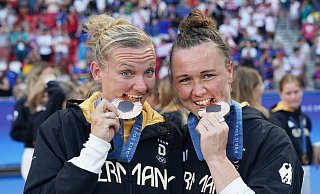 Deutschlands Fußballerinnen um Alexandra Popp (l.) und Marina Hegering gewannen bei Olympia in Paris Bronze. - Marcus Brandt/dpa Deutschlands Fußballerinnen um Alexandra Popp (l.) und Marina Hegering gewannen bei Olympia in Paris Bronze. - Marcus Brandt/dpa