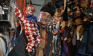 Über 300 Puppen gehören mittlerweile zu Robert Husemanns Bestand. Von der bösen Hexe, über den mutigen Kasper bis hin zum Einrad fahrenden Clown sind alle möglichen Figuren vertreten. - Julia Stratmann Über 300 Puppen gehören mittlerweile zu Robert Husemanns Bestand. Von der bösen Hexe, über den mutigen Kasper bis hin zum Einrad fahrenden Clown sind alle möglichen Figuren vertreten. - Julia Stratmann