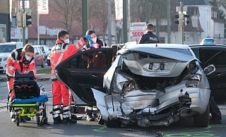 Die Sanitäter bereiten den Abtransport des verletzten Fahrers vor. - Andreas Zobe Die Sanitäter bereiten den Abtransport des verletzten Fahrers vor. - Andreas Zobe