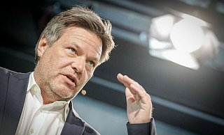 Bundeswirtschaftsminister Robert Habeck (Bündnis 90/Die Grünen) will mit milliardenschweren Hilfen den Industriestrompreis senken. - Kay Nietfeld/dpa Bundeswirtschaftsminister Robert Habeck (Bündnis 90/Die Grünen) will mit milliardenschweren Hilfen den Industriestrompreis senken. - Kay Nietfeld/dpa