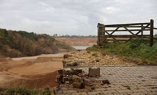 Steine eines Weges liegen an der Abbruchkante zur Kiesgrube im Stadtteil Blessem. Dort tat sich in der Nacht zum 15. Juli die Erde auf und verschlang mehrere Häuser. - picture alliance/dpa Steine eines Weges liegen an der Abbruchkante zur Kiesgrube im Stadtteil Blessem. Dort tat sich in der Nacht zum 15. Juli die Erde auf und verschlang mehrere Häuser. - picture alliance/dpa