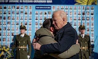 US-Präsident Joe Biden und sein ukrainischer Amtskollege Wolodymyr Selenskyj umarmen sich zum Abschied an der Gedenkmauer für die gefallenen Verteidiger der Ukraine. - Uncredited/Ukrainian Presidential Press Office/AP/dpa US-Präsident Joe Biden und sein ukrainischer Amtskollege Wolodymyr Selenskyj umarmen sich zum Abschied an der Gedenkmauer für die gefallenen Verteidiger der Ukraine. - Uncredited/Ukrainian Presidential Press Office/AP/dpa