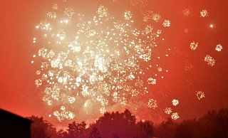 Im diesigen Abendhimmel über dem Pollhansplatz zeichnen Feuerbälle, Fontänen und Herzen eindrucksvolle Bilder. Die Pyrotechniker haben das Feuerspektakel vorbereitet. Untermalt wird es mit Musik. - Karin Prignitz Im diesigen Abendhimmel über dem Pollhansplatz zeichnen Feuerbälle, Fontänen und Herzen eindrucksvolle Bilder. Die Pyrotechniker haben das Feuerspektakel vorbereitet. Untermalt wird es mit Musik. - Karin Prignitz