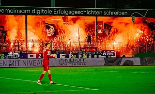 Im Gästeblock wurden von den SCP-Fans am Freitag in Münster immer wieder Bengalos entzündet. - BESIM MAZHIQI Im Gästeblock wurden von den SCP-Fans am Freitag in Münster immer wieder Bengalos entzündet. - BESIM MAZHIQI