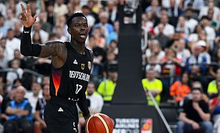 Dennis Schröder ziegt Vergleich mit Dirk Nowitzki. - Sven Hoppe/dpa Dennis Schröder ziegt Vergleich mit Dirk Nowitzki. - Sven Hoppe/dpa
