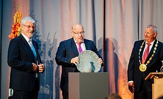 Bundeswirtschaftsminister Peter Altmaier (Mitte), bekommt von Geschäftsführer Peter Gödde (l.) und Vorsitzenden Mickel Biere den Libori-Pfau verliehen. - Besim Mazhiqi Bundeswirtschaftsminister Peter Altmaier (Mitte), bekommt von Geschäftsführer Peter Gödde (l.) und Vorsitzenden Mickel Biere den Libori-Pfau verliehen. - Besim Mazhiqi