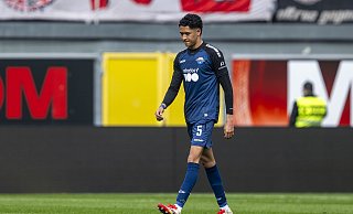 SCP-Mittelfeldspieler Santiago Castaneda verlässt nach seinem Platzverweis gegen Düsseldorf sichtlich geknickt das Spielfeld. - picture alliance/dpa SCP-Mittelfeldspieler Santiago Castaneda verlässt nach seinem Platzverweis gegen Düsseldorf sichtlich geknickt das Spielfeld. - picture alliance/dpa