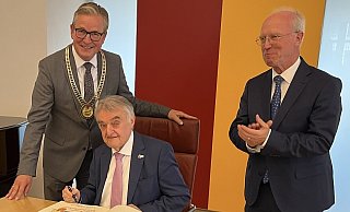 Eintrag ins Goldene Buch: Bürgermeister Michael Dreier (v. l.) NRW-Innenminister Herbert Reul und Rudolf Wansleben vom Paderborner Bürgerverein. - Susanne Göbel Eintrag ins Goldene Buch: Bürgermeister Michael Dreier (v. l.) NRW-Innenminister Herbert Reul und Rudolf Wansleben vom Paderborner Bürgerverein. - Susanne Göbel