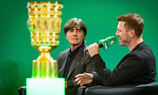 Die Pokal-Botschafter Joachim Löw (l.) und Fabian Klos werden beim DFB-Pokalfinale am 24. Mai gemeinsam die Trophäe ins Stadion bringen. - Sarah Jonek Die Pokal-Botschafter Joachim Löw (l.) und Fabian Klos werden beim DFB-Pokalfinale am 24. Mai gemeinsam die Trophäe ins Stadion bringen. - Sarah Jonek
