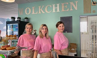 Natali Goloschewski (v.l.), Katharina Aslan und Natalya Schlej freuen sich, dass ihr Café in Bad Lippspringe gut angenommen wird. - Jule Prietzel Natali Goloschewski (v.l.), Katharina Aslan und Natalya Schlej freuen sich, dass ihr Café in Bad Lippspringe gut angenommen wird. - Jule Prietzel