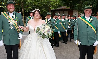 Das Königspaar Christian und Simone Hafer führte den Umzug an und wurde umjubelt. - Schützenverein Das Königspaar Christian und Simone Hafer führte den Umzug an und wurde umjubelt. - Schützenverein