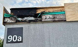 Dachdeckerarbeiten könnten den abendlichen Brand in einer Firma im Bielefelder Süden ausgelöst haben. Die Feuerwehr hat mit einer speziellen Methode die Flammen im Flachdach schnell unter Kontrolle bekommen. - Barbara Franke Dachdeckerarbeiten könnten den abendlichen Brand in einer Firma im Bielefelder Süden ausgelöst haben. Die Feuerwehr hat mit einer speziellen Methode die Flammen im Flachdach schnell unter Kontrolle bekommen. - Barbara Franke