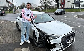 Daumen hoch, da Fahrer und Beifahrer unverletzt geblieben sind: Der Beifahrer zeigt seine Erleichterung darüber, dass es beim Blechschaden geblieben ist. - Claus Frickemeier Daumen hoch, da Fahrer und Beifahrer unverletzt geblieben sind: Der Beifahrer zeigt seine Erleichterung darüber, dass es beim Blechschaden geblieben ist. - Claus Frickemeier