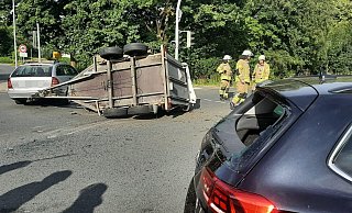 Die Bundesstraße 7 bei Warburg war nach einem Unfall zwischen zwei Autos - eines davon mit Pferdeanhänger - komplett gesperrt. - Dieter Scholz Die Bundesstraße 7 bei Warburg war nach einem Unfall zwischen zwei Autos - eines davon mit Pferdeanhänger - komplett gesperrt. - Dieter Scholz