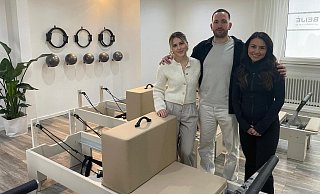 Janset Öztürk (v.l.), Ediz Oztürk und Betül Ercan haben ein neues Sportstudio in Paderborn eröffnet und bieten die neue Trend-Sporart Reformer Pilates an. - Jule Prietzel Janset Öztürk (v.l.), Ediz Oztürk und Betül Ercan haben ein neues Sportstudio in Paderborn eröffnet und bieten die neue Trend-Sporart Reformer Pilates an. - Jule Prietzel