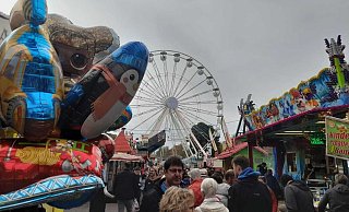 Volksfeststimmung am Feiertag: Die Warburger Wiesn lockt Gäste an, darunter viele Familien mit Kindern. - Simone Flörke Volksfeststimmung am Feiertag: Die Warburger Wiesn lockt Gäste an, darunter viele Familien mit Kindern. - Simone Flörke