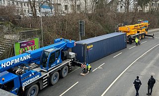 Die Niederstraße wurde für die Dauer der Bergung von der Polizei gesperrt. Der Container konnte zwischenzeitlich unter der Brücke hervorgezogen werden. - Claus Frickemeier Die Niederstraße wurde für die Dauer der Bergung von der Polizei gesperrt. Der Container konnte zwischenzeitlich unter der Brücke hervorgezogen werden. - Claus Frickemeier