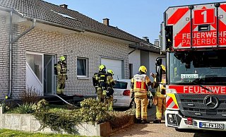 Zwei Frauen sind am Montagmorgen bei einem Kellerbrand in Paderborn-Wewer verletzt worden. - Ralph Meyer Zwei Frauen sind am Montagmorgen bei einem Kellerbrand in Paderborn-Wewer verletzt worden. - Ralph Meyer