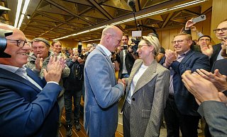 Stichwahl in Bielefeld: Ingo Nürnberger (SPD) gratuliert Christiana Bauer (CDU). - Andreas Zobe Stichwahl in Bielefeld: Ingo Nürnberger (SPD) gratuliert Christiana Bauer (CDU). - Andreas Zobe