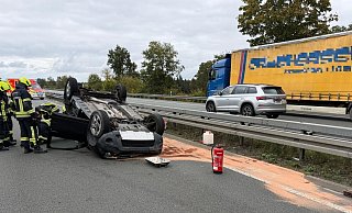 Bei einem Unfall auf der A33 bei Hövelhof überschlug sich eines der beteiligten Autos und blieb in Richtung Brilon auf der linken Fahrspur auf dem Dach liegen. - Feuerwehr Hövelhof Bei einem Unfall auf der A33 bei Hövelhof überschlug sich eines der beteiligten Autos und blieb in Richtung Brilon auf der linken Fahrspur auf dem Dach liegen. - Feuerwehr Hövelhof