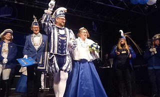 Sie haben das Zepter übernommen: Maik Löneke und Yvonne Spieker sind das neue Prinzenpaar. - Torsten Wegener Sie haben das Zepter übernommen: Maik Löneke und Yvonne Spieker sind das neue Prinzenpaar. - Torsten Wegener