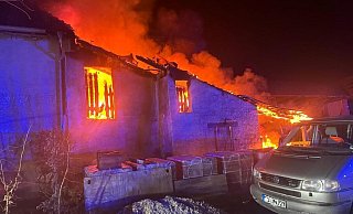 Die Werkstatt in Salzkotten-Verne stand beim Eintreffen der 80 Einsatzkräfte in Vollbrand. - Feuerwehr Salzkotten Die Werkstatt in Salzkotten-Verne stand beim Eintreffen der 80 Einsatzkräfte in Vollbrand. - Feuerwehr Salzkotten
