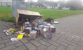 Der Rest vom Fest, hier an der Stadthalle Warburg. Der Jahreswechsel im Kreis Höxter verlief laut Polizei verhältnismäßig ruhig. - Simone Flörke Der Rest vom Fest, hier an der Stadthalle Warburg. Der Jahreswechsel im Kreis Höxter verlief laut Polizei verhältnismäßig ruhig. - Simone Flörke