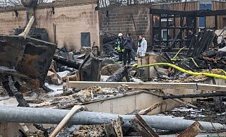 Am Tag nach dem Brand nimmt Brandermittler Marvin Kuschel von der Kriminalpolizei Höxter die Ruine einer abgebrannten Produktionshalle in Brakel in Augenschein. - Burkhard Battran Am Tag nach dem Brand nimmt Brandermittler Marvin Kuschel von der Kriminalpolizei Höxter die Ruine einer abgebrannten Produktionshalle in Brakel in Augenschein. - Burkhard Battran