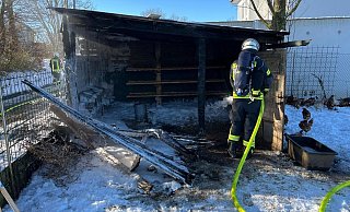 Am Mühlenberg hatte am Sonntag in Borgentreich ein Hünerstall Feuer gefangen. - FFW Borgentreich Am Mühlenberg hatte am Sonntag in Borgentreich ein Hünerstall Feuer gefangen. - FFW Borgentreich