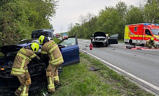 Auf der B64 bei Paderborn stießen am Mittwochmorgen ein VW ID4 und ein Opel Corsa zusammen. - Feuerwehr Paderborn Auf der B64 bei Paderborn stießen am Mittwochmorgen ein VW ID4 und ein Opel Corsa zusammen. - Feuerwehr Paderborn