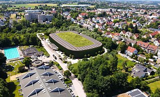 Die neue Eisarena soll ein begrüntes Dach und eine Photovoltaikanlage bekommen. So stellen es sich die Planer vor. Gegenüber der Arena befindet sich auf dieser Animation das Freibad Im kleinen Felde.?Foto: Visualisierung: Jahn-Group - Visualisierung: Jahn-Group Die neue Eisarena soll ein begrüntes Dach und eine Photovoltaikanlage bekommen. So stellen es sich die Planer vor. Gegenüber der Arena befindet sich auf dieser Animation das Freibad Im kleinen Felde.?Foto: Visualisierung: Jahn-Group - Visualisierung: Jahn-Group
