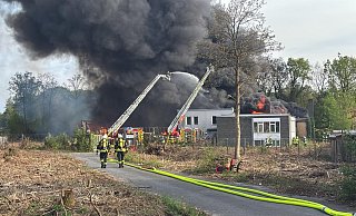 Die ehemaligen Boulderhalle in Senne wurde bei dem Brand am 22. April komplett zerstört. Jetzt gibt es neue Erkenntnisse der Ermittler. - Paul Brinkmann Die ehemaligen Boulderhalle in Senne wurde bei dem Brand am 22. April komplett zerstört. Jetzt gibt es neue Erkenntnisse der Ermittler. - Paul Brinkmann
