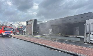 Die Einsatzkräfte waren am Donnerstagmittag zum Supermarkt an die Rhedaer Straße geeilt. - Thorsten Heß Die Einsatzkräfte waren am Donnerstagmittag zum Supermarkt an die Rhedaer Straße geeilt. - Thorsten Heß