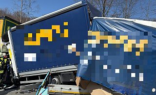Der Iveco-Kleintransporter mit Anhänger war auf den stehenden Lastzug aufgefahren. Der Fahrer wurde in seiner Kabine eingeklemmt. - Feuerwehr Warburg Der Iveco-Kleintransporter mit Anhänger war auf den stehenden Lastzug aufgefahren. Der Fahrer wurde in seiner Kabine eingeklemmt. - Feuerwehr Warburg