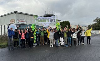 Sie setzen ein deutlich sichtbares Zeichen für die Wanderlust, hier am Café Räuschenberg. - Privat Sie setzen ein deutlich sichtbares Zeichen für die Wanderlust, hier am Café Räuschenberg. - Privat