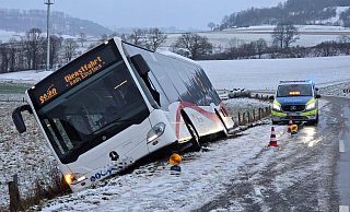 Im Kreis Höxter rutschte dieser Linienbus auf Schneematsch und Eis in den Straßengraben. - Thomas Kube Im Kreis Höxter rutschte dieser Linienbus auf Schneematsch und Eis in den Straßengraben. - Thomas Kube