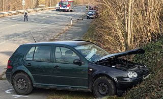 Der VW Golf eines 55-Jährigen geriet auf der B64 bei Brakel aus bisher unklarer Ursache auf die Gegenfahrbahn, wo er mit einem Audi kollidierte. - Burkhard Battran Der VW Golf eines 55-Jährigen geriet auf der B64 bei Brakel aus bisher unklarer Ursache auf die Gegenfahrbahn, wo er mit einem Audi kollidierte. - Burkhard Battran