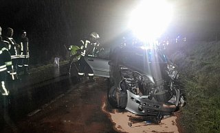 Der 32-jährige Fahrer eines Mercedes ist bei dem Unfall auf der L863 zwischen Tietelsen und Erkeln schwer verletzt worden. - Simone Flörke Der 32-jährige Fahrer eines Mercedes ist bei dem Unfall auf der L863 zwischen Tietelsen und Erkeln schwer verletzt worden. - Simone Flörke