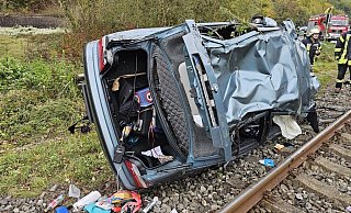 Der BMW des jungen Fahrers wurde bei dem Unfall zwischen Höxter und Godelheim ziemlich zerstört. Er blieb auf der Seite auf den Gleisen liegen. - FFW Höxter Der BMW des jungen Fahrers wurde bei dem Unfall zwischen Höxter und Godelheim ziemlich zerstört. Er blieb auf der Seite auf den Gleisen liegen. - FFW Höxter