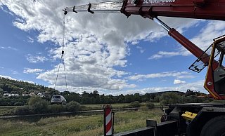Ein Spezialkran musste das Fahrzeug aus der Weser bei Höxter heben. - Feuerwehr Höxter Ein Spezialkran musste das Fahrzeug aus der Weser bei Höxter heben. - Feuerwehr Höxter