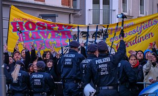 Während die Beweissicherungseinheit der Polizei Gegendemonstranten filmt, schwingen Neonazis Reden, die nun vom Staatsschutz geprüft werden müssen. - Andreas Zobe Während die Beweissicherungseinheit der Polizei Gegendemonstranten filmt, schwingen Neonazis Reden, die nun vom Staatsschutz geprüft werden müssen. - Andreas Zobe