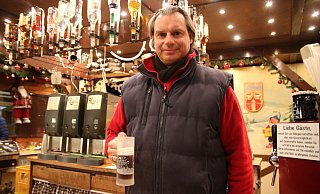 Raoul Krameyer verkauft auf dem Herforder Weihnachtsmarkt Glühwein am Gänsemarkt. Eine Tasse kostet - wie bei seinen Kollegen - drei Euro. - Annika Könntgen Raoul Krameyer verkauft auf dem Herforder Weihnachtsmarkt Glühwein am Gänsemarkt. Eine Tasse kostet - wie bei seinen Kollegen - drei Euro. - Annika Könntgen